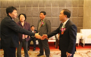 國家發(fā)展改革委資源節(jié)約與環(huán)境保護司牛波處長（和劉總握手）、全國墻材革新工作委員會會長滕軍力（女士）